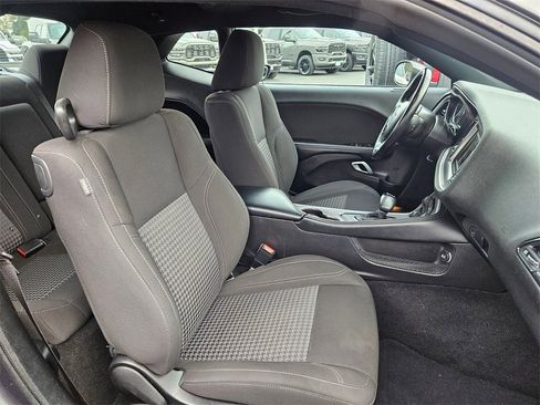 Used 2022 Dodge Challenger SXT image 31