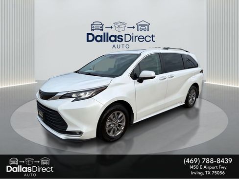 Used 2022 Toyota Sienna XLE image 1