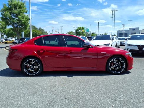 Used 2023 Alfa Romeo Giulia Veloce RWD image 11