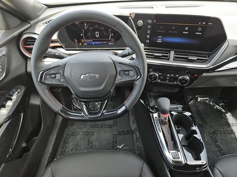 Used 2024 Chevrolet Trax RS w/ Sunroof Package FWD image 9