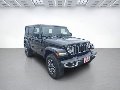 Used 2025 Jeep Wrangler Unlimited Sahara AWD/4WD image 2