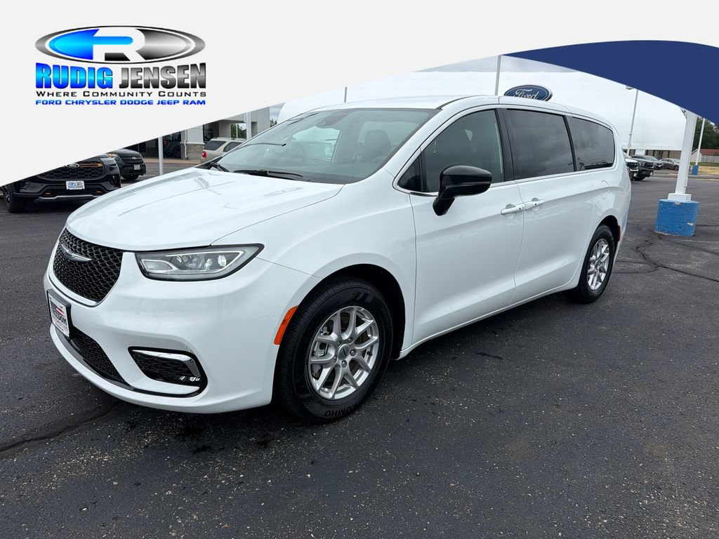 Used 2025 Chrysler Pacifica Select FWD 360° Tour