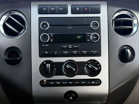 Used 2013 Ford Expedition XLT image 24