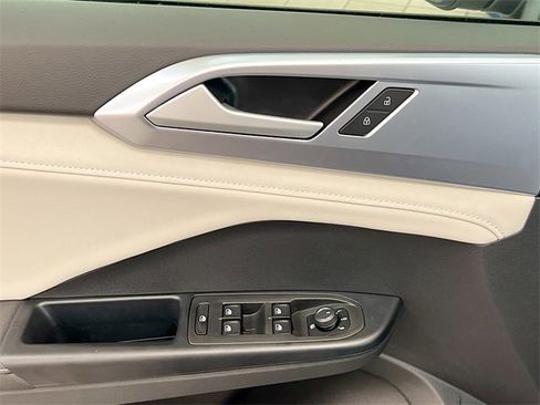 New 2025 Volkswagen Taos SE image 17