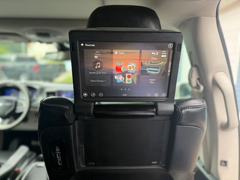 Used 2019 Chrysler Pacifica Limited w/ Tire & Wheel Group FWD image 37