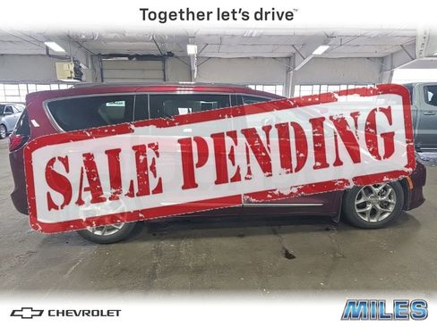Used 2017 Chrysler Pacifica Limited w/ UConnect Theater Package FWD image 1