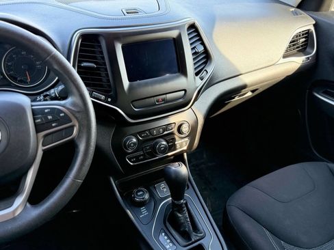 Used 2019 Jeep Cherokee Latitude w/ Popular Appearance Group AWD/4WD image 18
