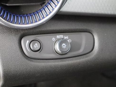 Used 2025 Chevrolet Trax LT FWD image 23