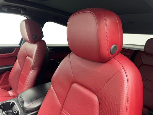 Used 2020 Porsche Cayenne w/ Premium Package image 26