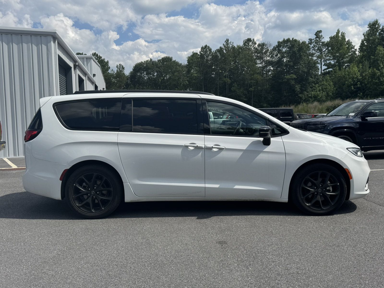 Used 2025 Chrysler Pacifica Limited FWD image 4