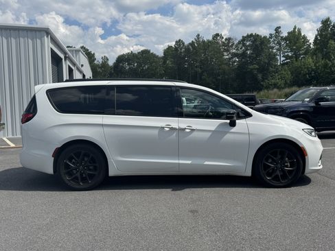 Used 2025 Chrysler Pacifica Limited FWD image 4
