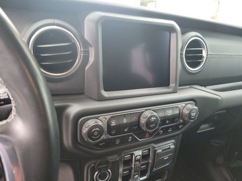 Used 2021 Jeep Gladiator Overland image 12