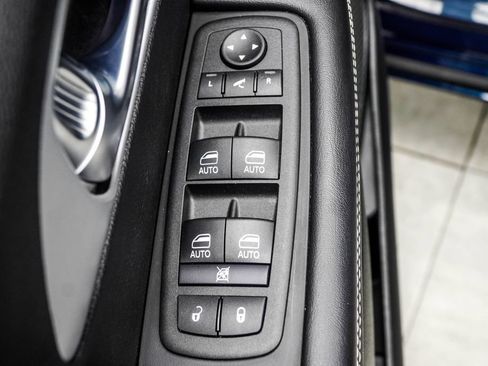 Used 2025 Chrysler Pacifica Premium FWD image 37