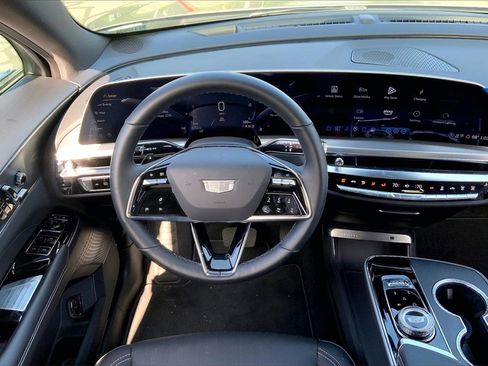 Used 2025 Cadillac Lyriq Luxury image 7