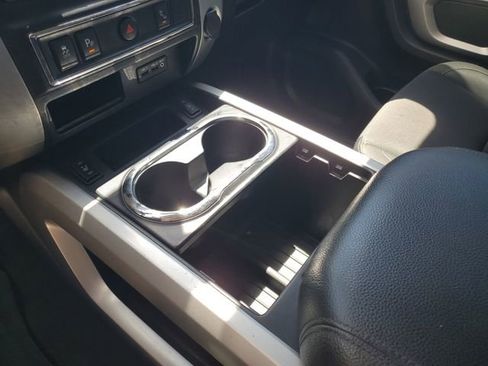 Used 2019 Nissan Titan SV w/ SV Convenience Package RWD image 16