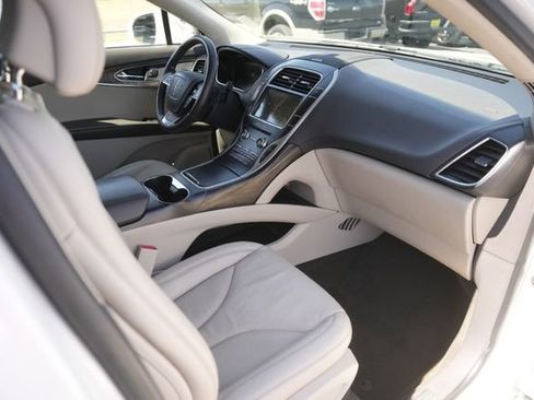 Used 2019 Lincoln Nautilus Select image 17