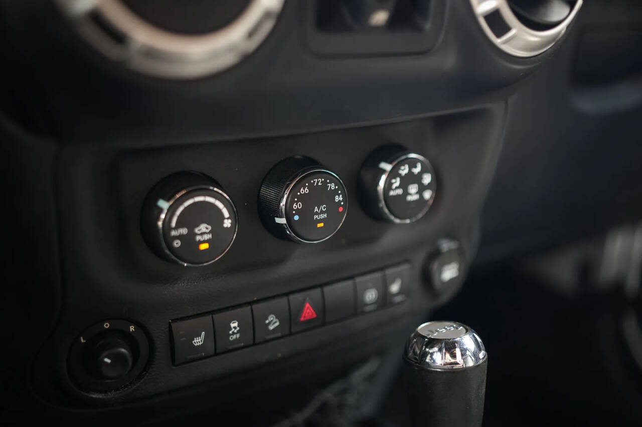 Used 2012 Jeep Wrangler Unlimited Rubicon w/ Dual Top Group AWD/4WD image 53