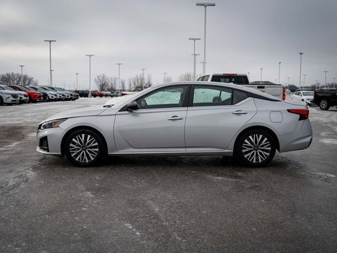Used 2024 Nissan Altima 2.5 SV image 10