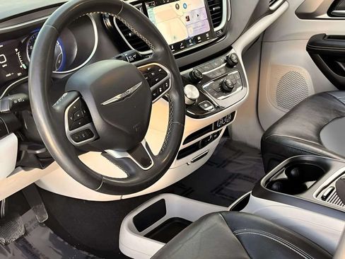 Used 2022 Chrysler Pacifica Touring-L FWD image 6