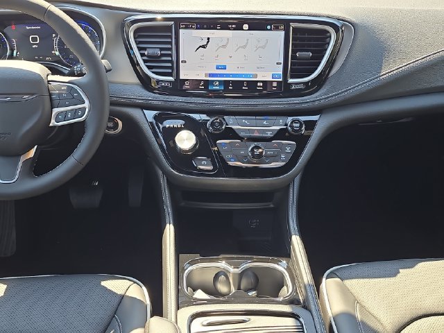 New 2027 Chrysler Pacifica Limited AWD/4WD image 17