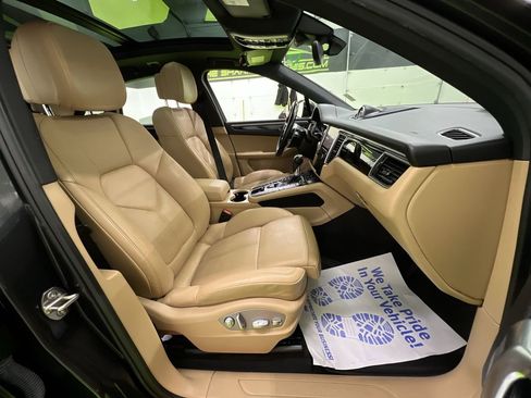 Used 2018 Porsche Macan AWD/4WD image 30