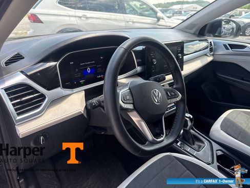 Used 2025 Volkswagen Taos SE w/ Panoramic Sunroof Package FWD image 14