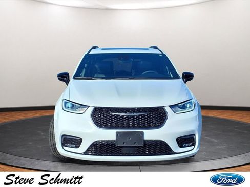 Used 2025 Chrysler Pacifica Limited image 32