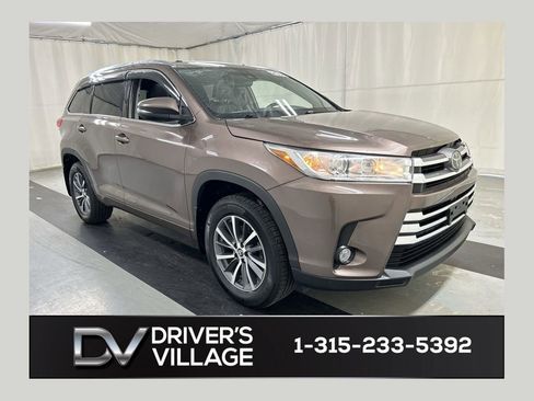 Used 2018 Toyota Highlander XLE w/ Carpet Mat Package (TMS) image 1