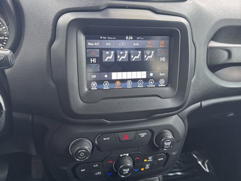 Used 2018 Jeep Renegade Latitude w/ Popular Equipment Group image 16