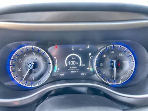 Used 2023 Chrysler Pacifica Touring-L FWD image 19