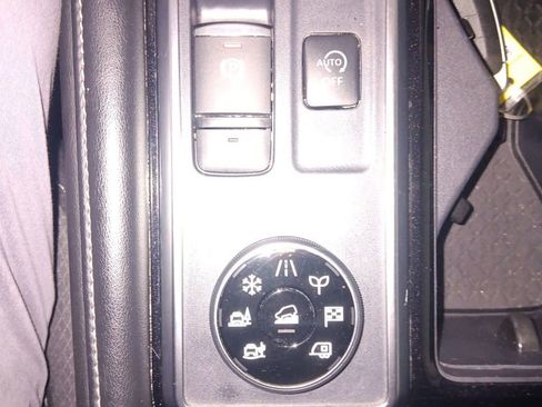 Used 2024 Nissan Pathfinder SV image 25