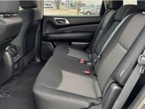 Used 2018 Nissan Pathfinder S image 4