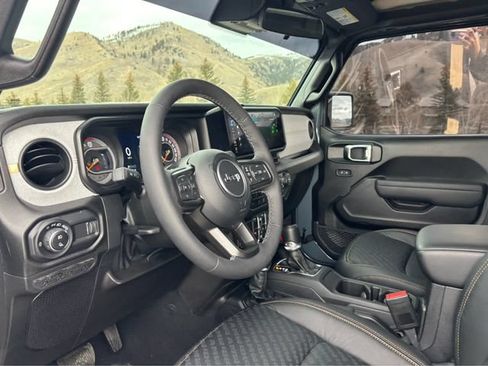 Used 2025 Jeep Gladiator Sport AWD/4WD image 16