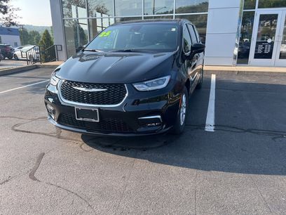 New 2025 Chrysler Pacifica Select