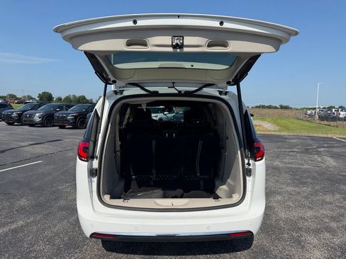 Used 2023 Chrysler Pacifica Touring-L FWD image 38