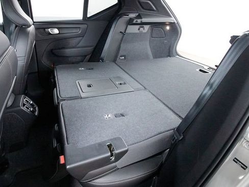 Certified 2025 Volvo XC40 B5 Core AWD/4WD image 28
