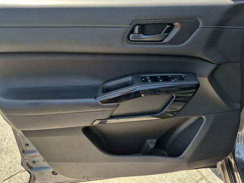 Used 2024 Nissan Pathfinder S FWD image 9