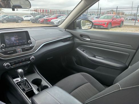 Used 2025 Nissan Altima 2.5 SV FWD image 33