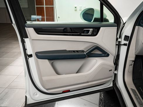 Used 2019 Porsche Cayenne S image 31