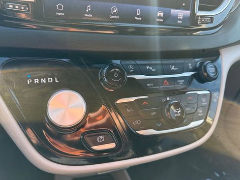 Used 2024 Chrysler Pacifica Touring-L image 20