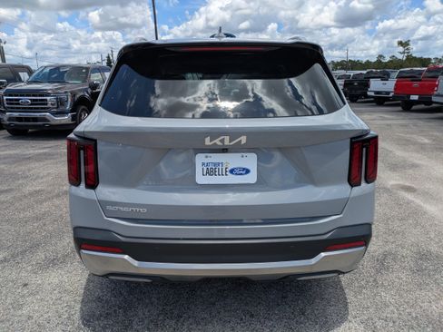Used 2025 Kia Sorento EX w/ Panoramic Sunroof Package FWD image 5