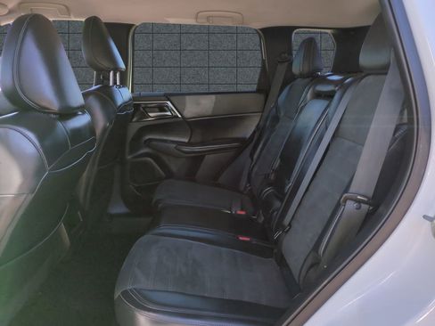 Used 2024 Mitsubishi Outlander SE image 14