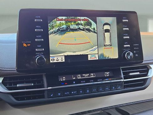 Used 2024 Toyota Sienna Platinum image 29