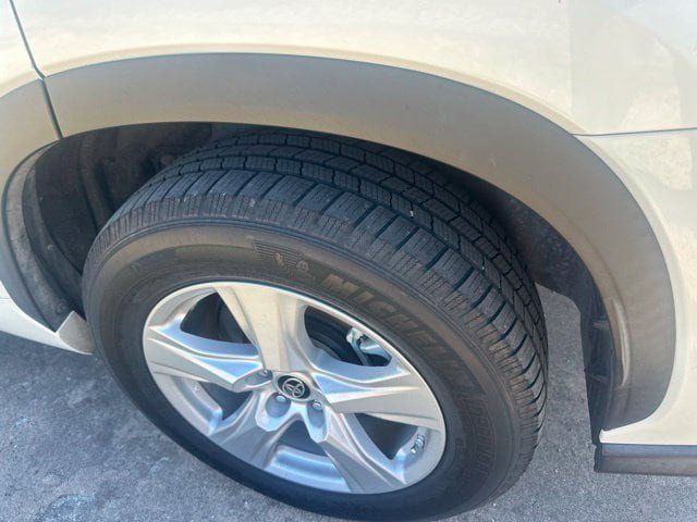 Used 2021 Toyota Highlander LE FWD image 14