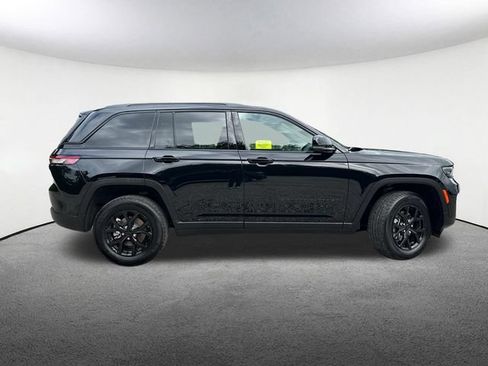Used 2025 Jeep Grand Cherokee Altitude AWD/4WD image 15