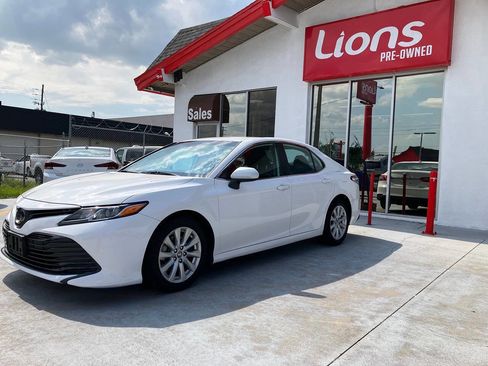 Used 2019 Toyota Camry LE image 3