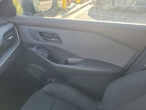 Used 2023 Nissan Rogue S AWD/4WD image 35