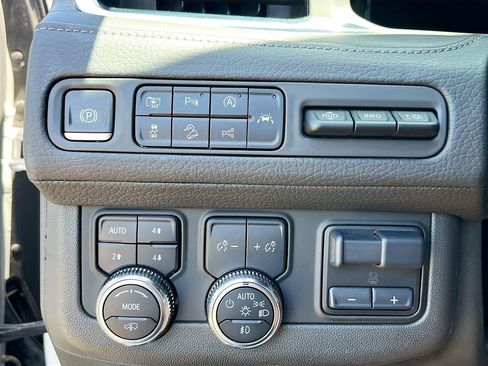 Used 2023 GMC Yukon Denali w/ Advanced Technology Package AWD/4WD image 10