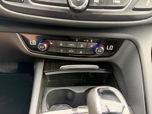 Used 2018 Buick Regal Essence FWD image 18