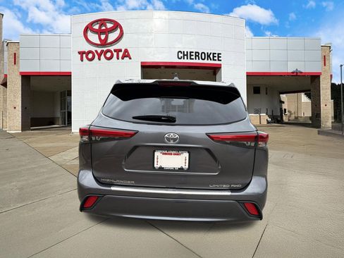 Used 2023 Toyota Highlander Limited image 6